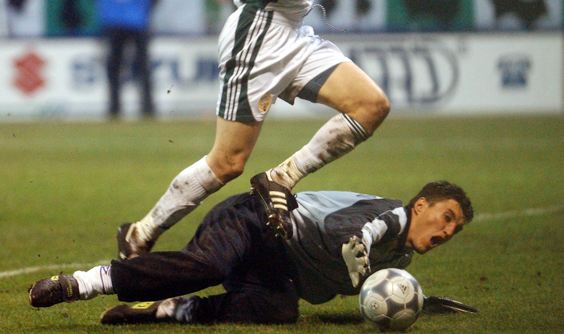 A képen: az újpesti kapus Posza Zsolt elhúzza a ferencvárosi csatár, Gera Zoltán lábát, amiért a játékvezető tizenegyest adott a 2002-es Ferencváros-Újpest mérkőzésen.
MTI Fotó: Földi Imre