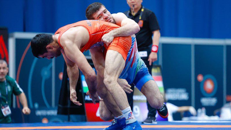 Kuramagomedov Murad (kékben) alulmaradt üzbég ellenfelével szemben a döntőben (Fotók: United World Wrestling)
