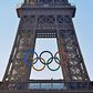 Felkerült az olimpiai ötkarika az Eiffel-toronyra