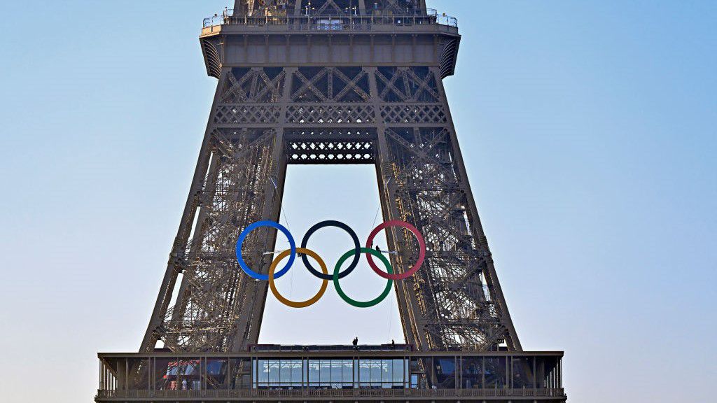 Felkerült az olimpiai ötkarika az Eiffel-toronyra