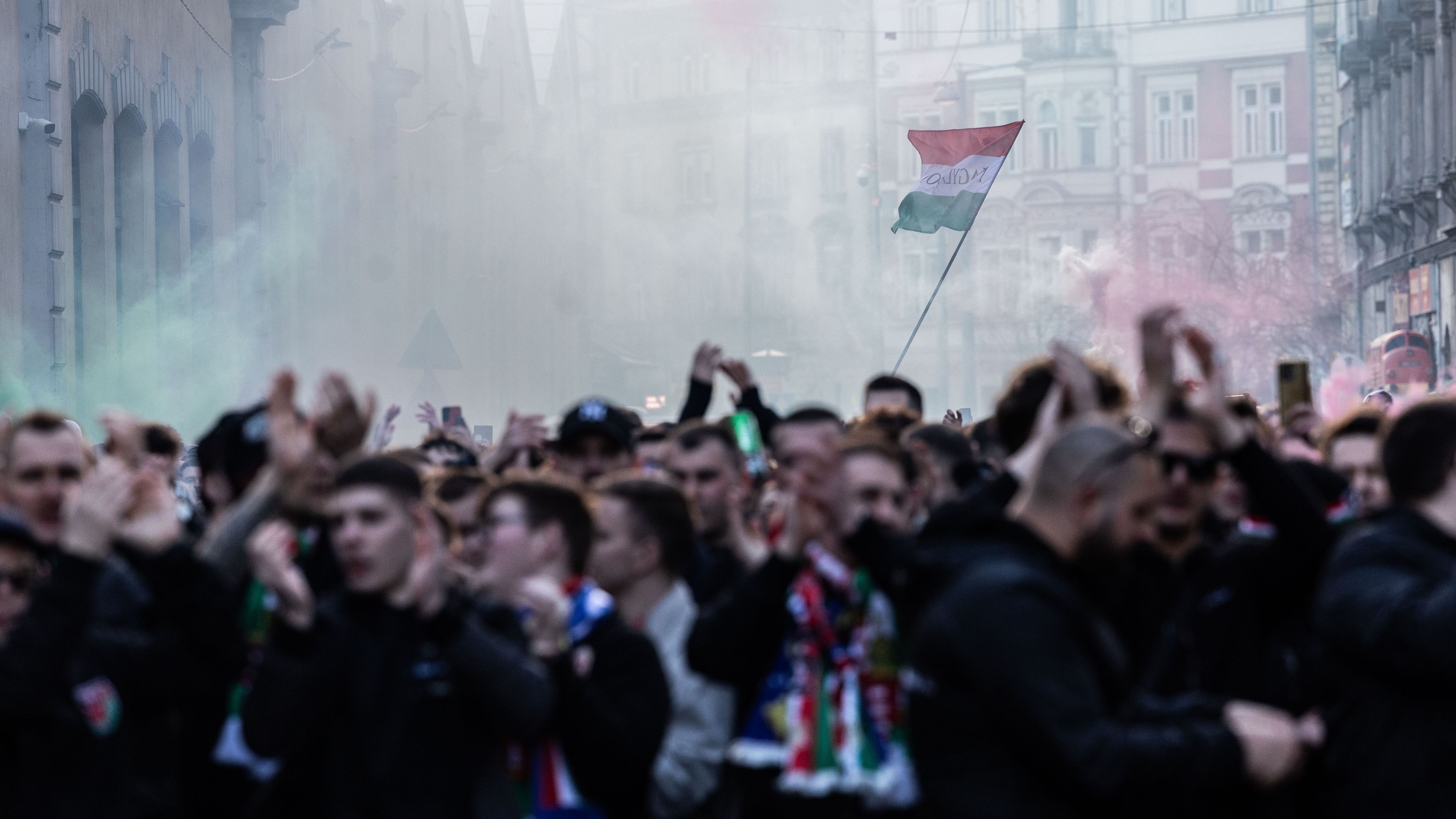 Bár a fővárosban rendre közösen vonulnak a szurkolók a mérkőzés előtt a Puskás Arénába, Debrecenben ez elmarad. (Fotó: Zsolnai Péter)