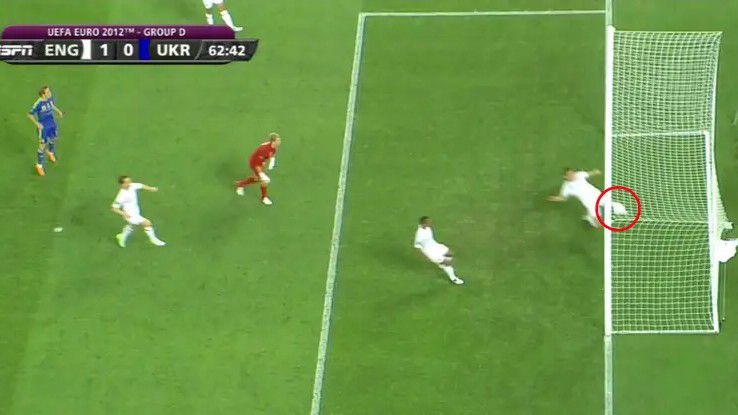 Elképesztő Eb-botrányok: Koeman a fenekét törölte, Bendtner alsógatyán hirdetett, nem adták meg az érvényes gólt