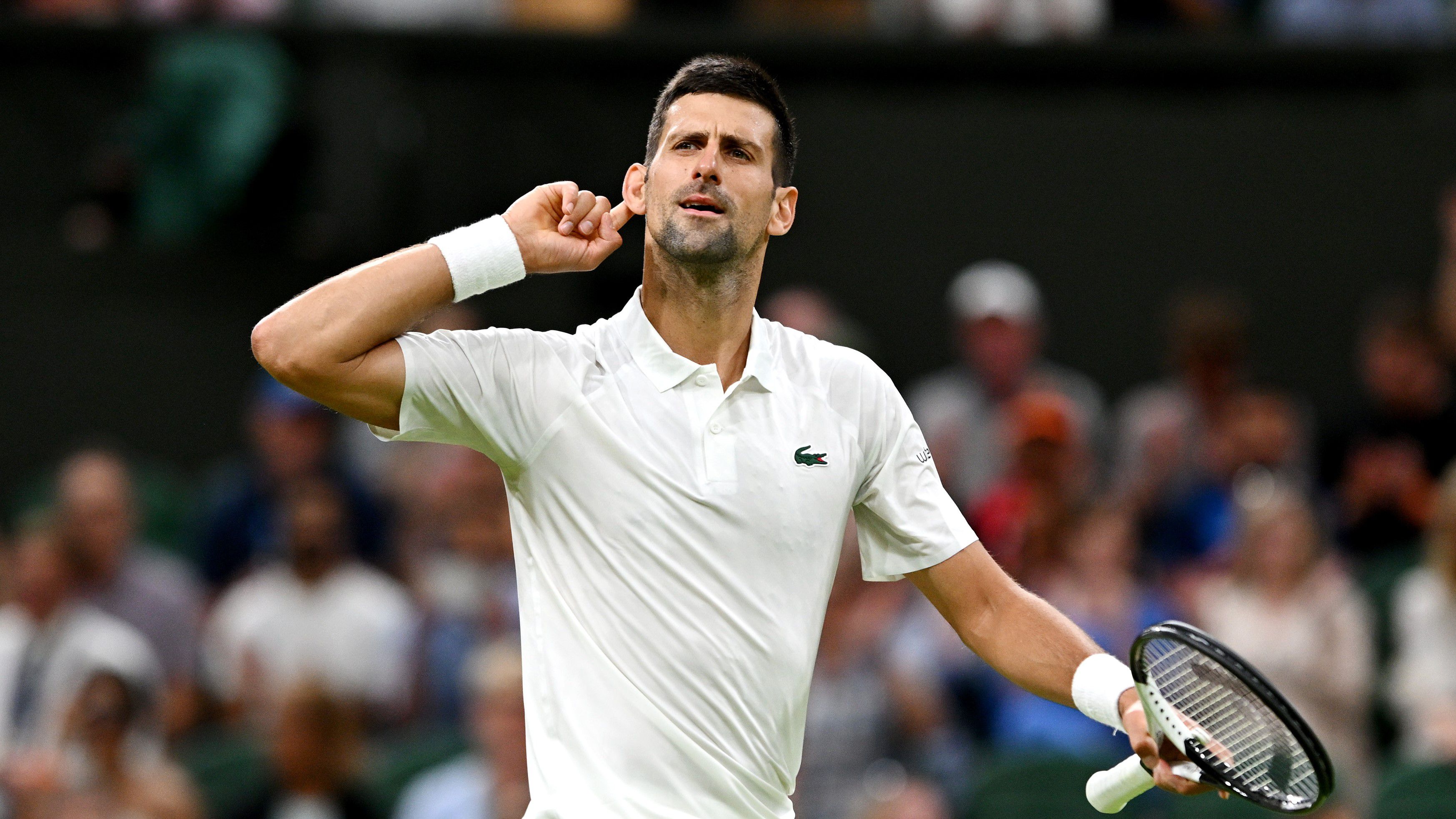 Wawrinka nagyot küzdött a végén, de Djokovics tovább menetel Wimbledonban