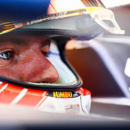 Red Bull első sor az első szabadedzésen, meglepetés a harmadik helyen