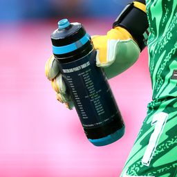 Nem gumibogyó szörp, hanem... Pickford kulacsa volt az angolok csodafegyvere