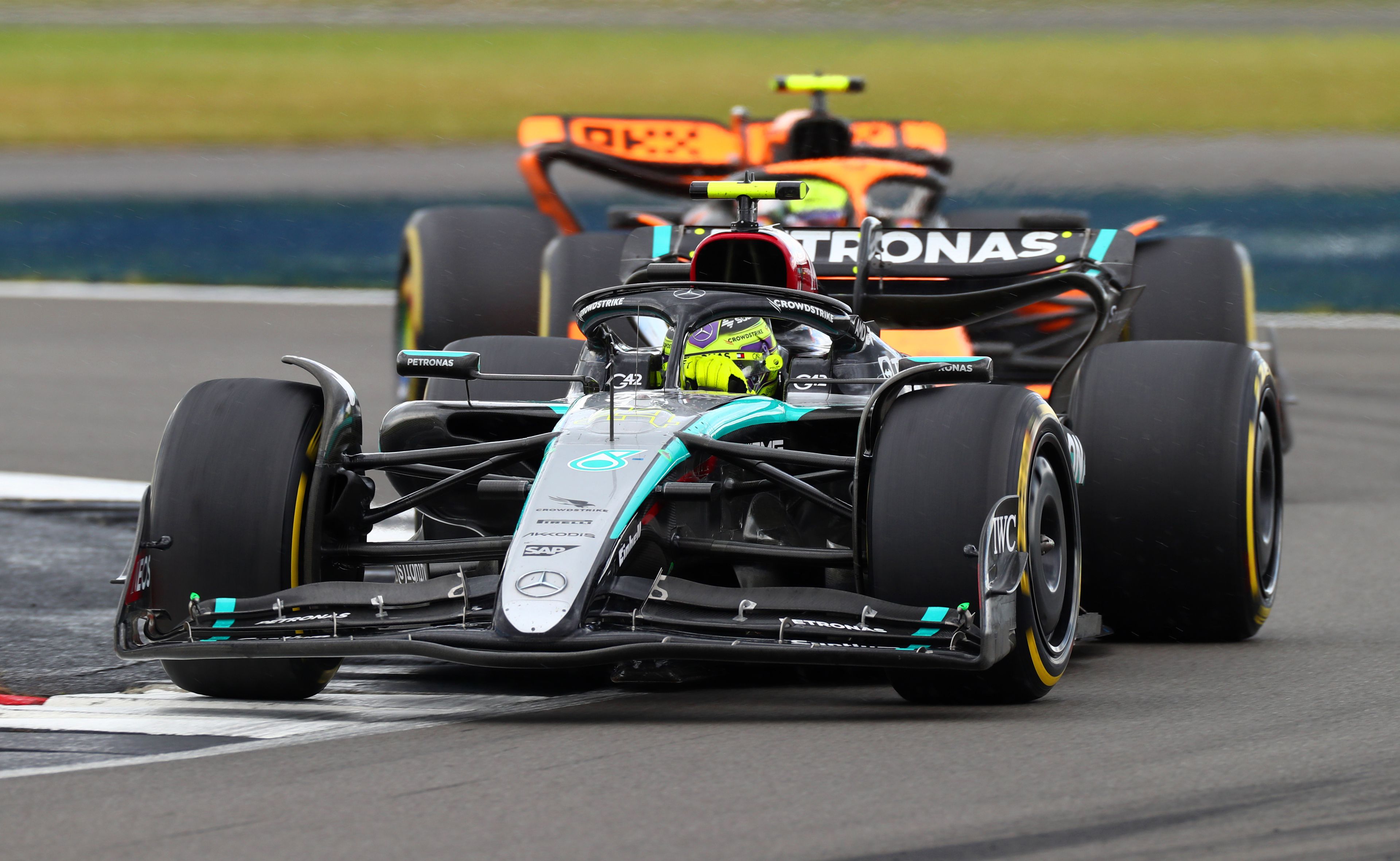 Hamilton győzött a Brit Nagydíjon, megdöntötte Schumacher rekordját