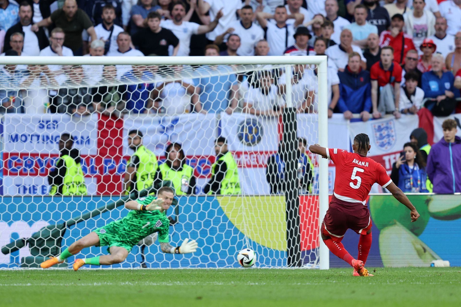 Akanji lőtt, Pickford védett Fotó: Getty Images