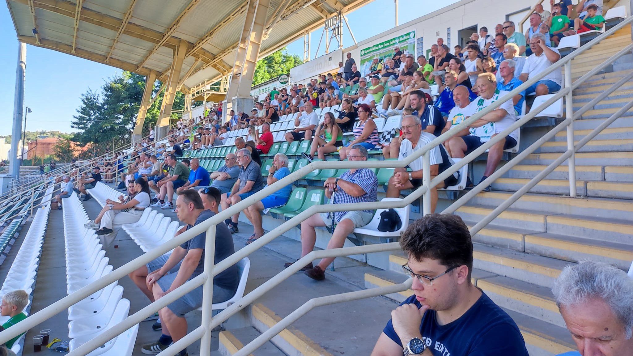 A hétközi mérkőzés ellenére megtelt a Rákóczi-stadion főlelátója. (Fotó: Kaposvári Rákóczi/Facebook)