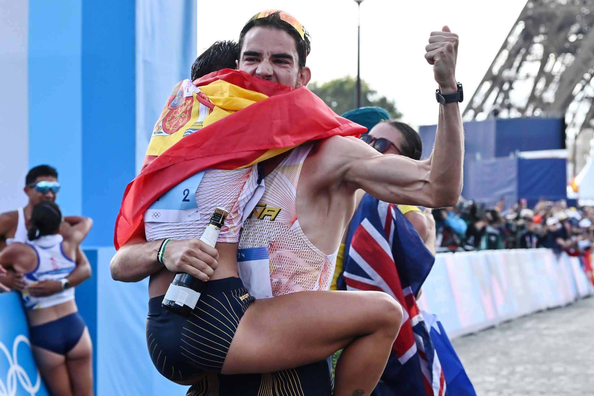 Ha nem lenne világos, milyen sportág, eláruljuk: gyaloglás. A győztes páros ünnepel (Fotó: Getty Images)