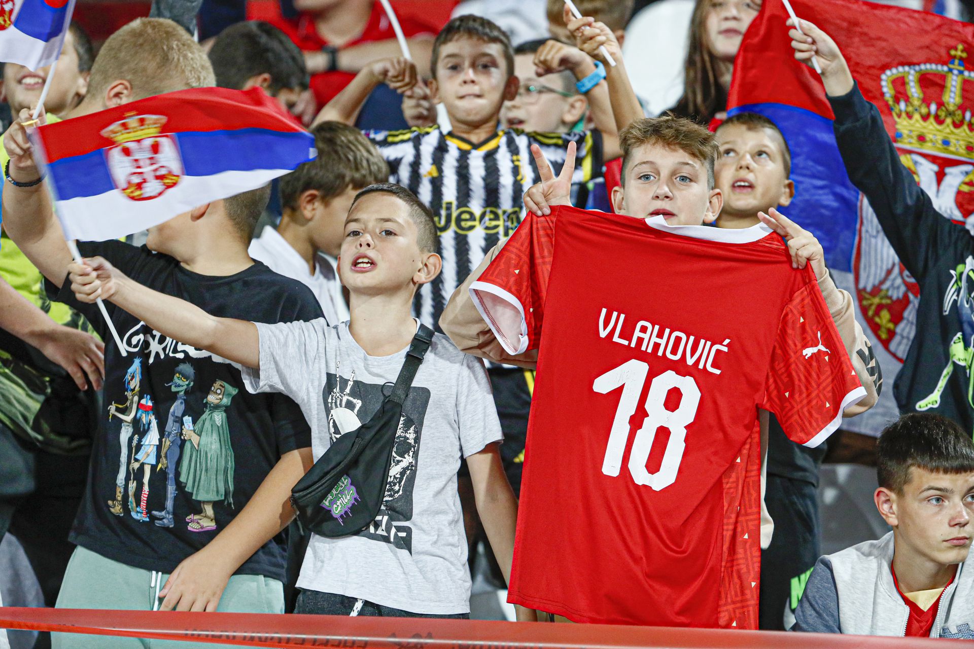 A mérkőzésre bebocsátást nyerő szerb gyerekek megállás nélkül fújták a vuvuzelát Fotó: Fuszek Gábor