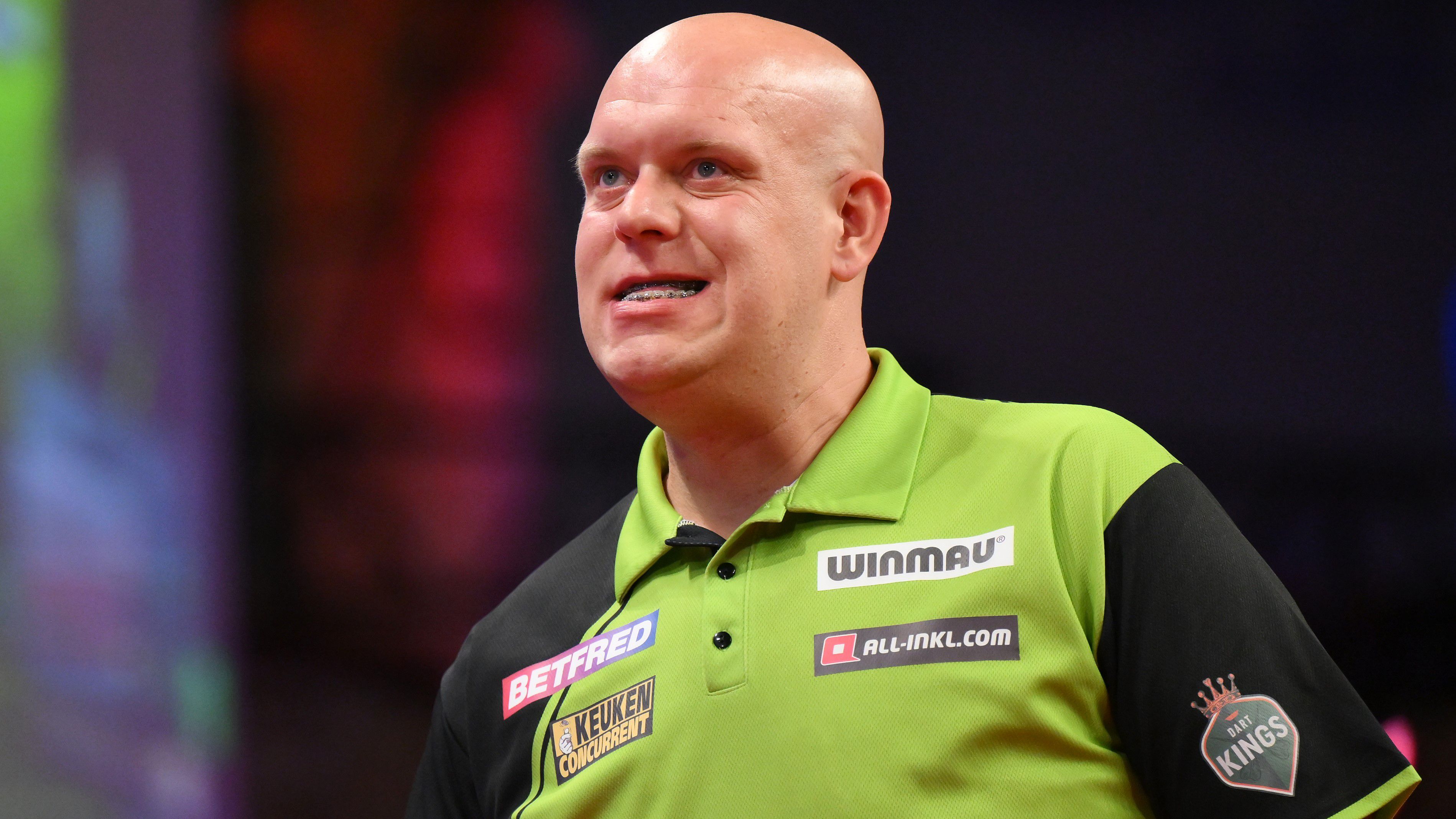 Luke Littler hengerelt; Michael van Gerwen a nyolcaddöntő előtt elhasalt Antwerpenben