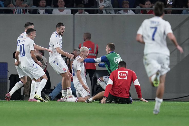 Szlovákia a hajrában talált egy gólt, Lewandowski vezérletével győztek a lengyelek, Belgium hatot gurított