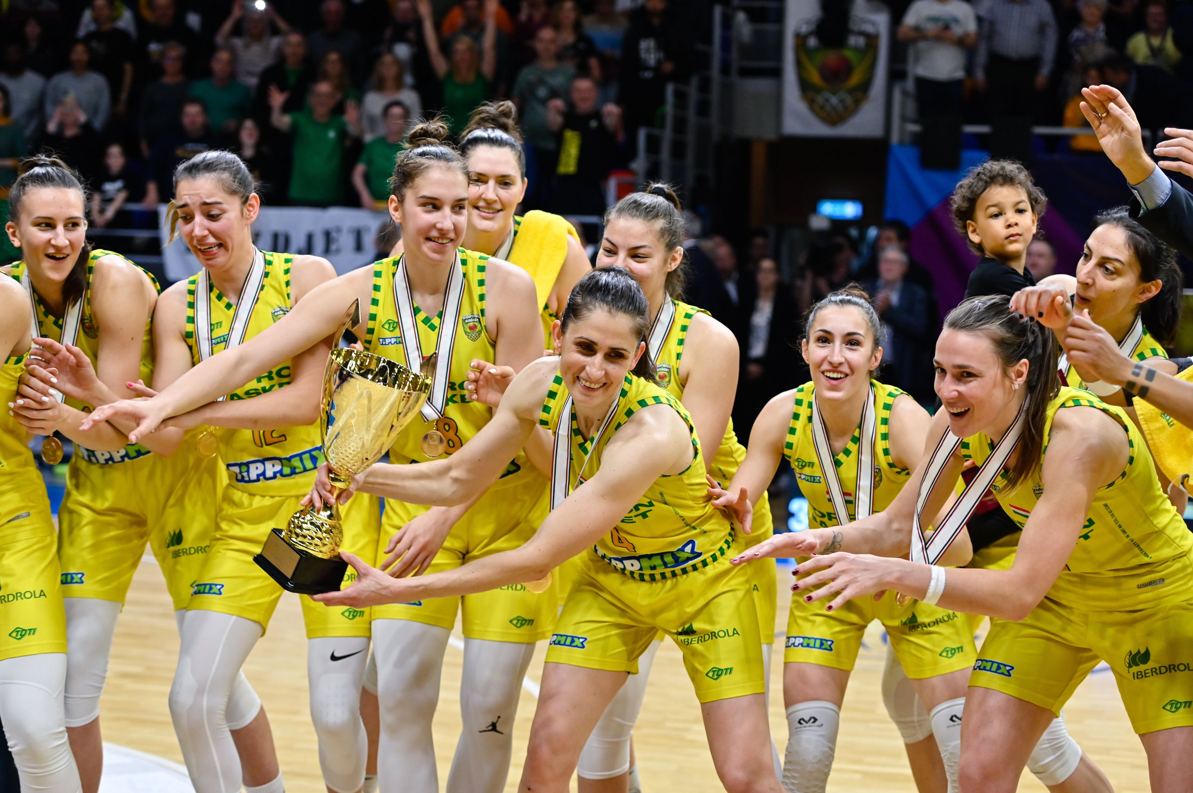 Könyv jelent meg az Euroliga-győztes Sopron Basket női kosárcsapatáról / Fotó: MTI/Vasvári Tamás