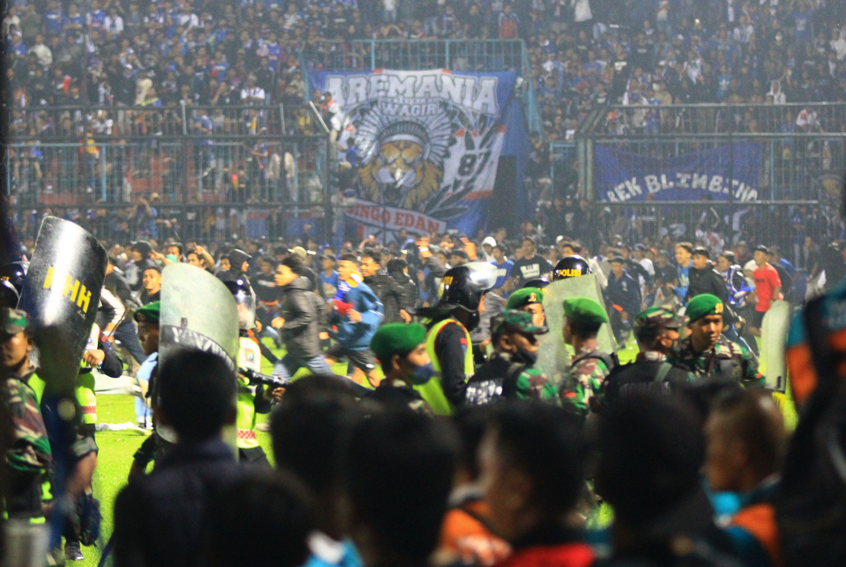Hat ember ellen emeltek vádat az indonéz stadionkatasztrófa miatt