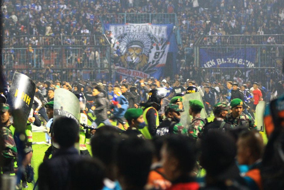 A hatalmas menekülés közben a szurkolók eltaposták egymást az indonéziai Arema stadionjában/Getty Images