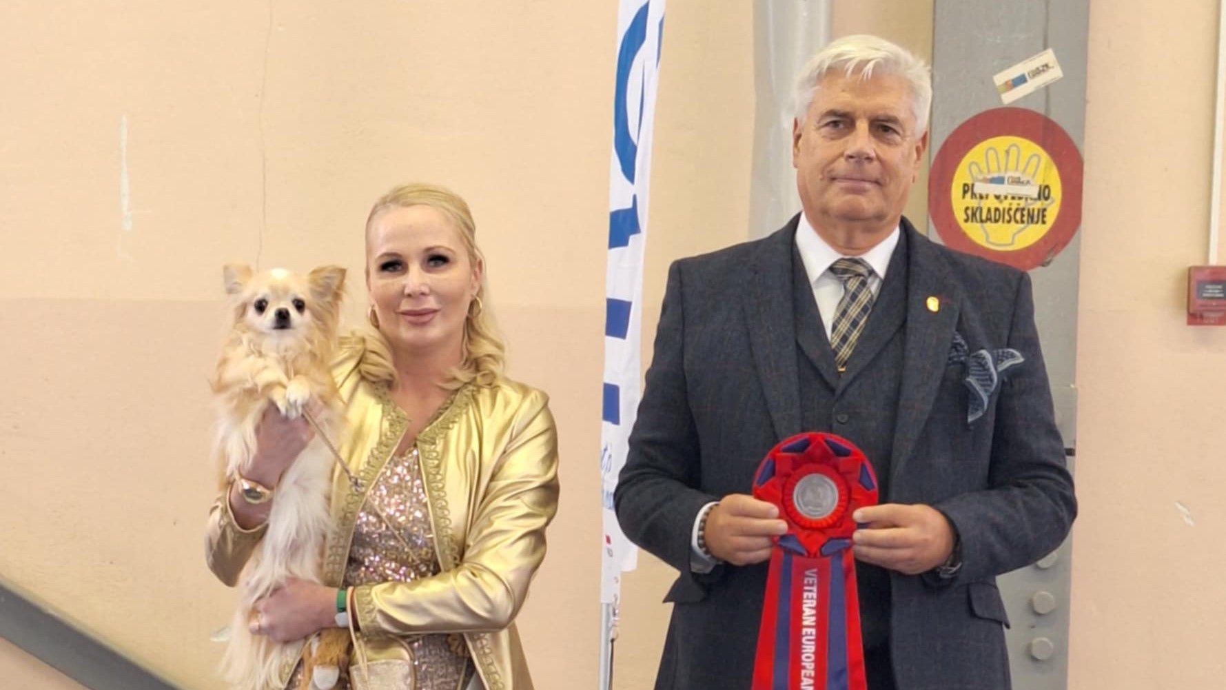 Miló Viktória büszkén pózolt
Diamonddal, a csivava győzött
az Európa Dog Show-n