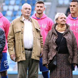 Gyerekek helyett szépkorúak a pályán az MTK–Kecskemét meccsen