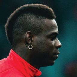 Balotelli bemutatott a szurkolóknak, most maffiával azonosítja a szövetséget