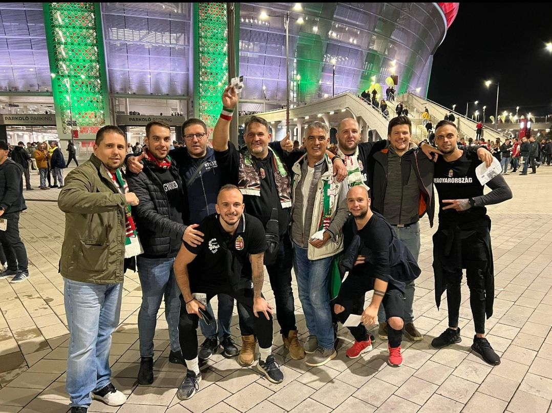 Márk (elöl, középen) három barátjával együtt az UEFA döntése ellenére kiutazik Szófiába, és egy kocsmában izgulja végig a magyar válogatott Eb-selejtezőjét