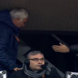José Mourinho megunta csapata meccsét, telefonozás után bevonult