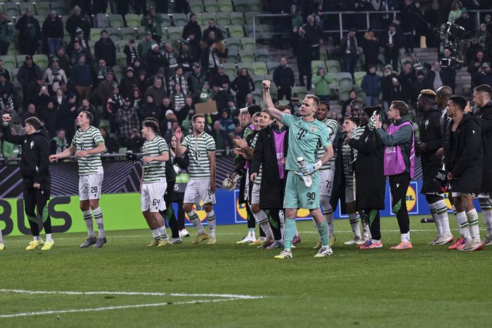 A ferencvárosi játékosok és a szurkolók közösen ünnepeltek a győzelmet követően (Fotó: MTI)