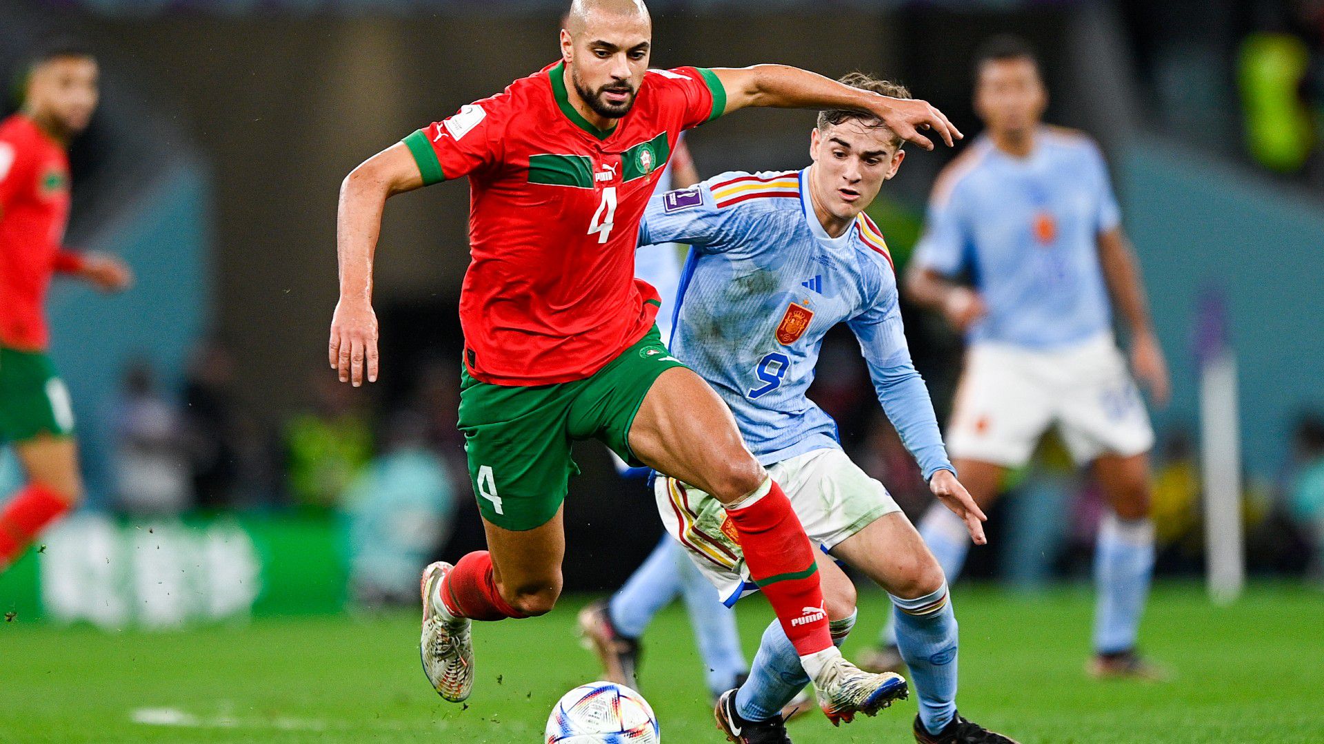 Szofjan Amrabat (4) a spanyolok ellen is kiválóan futballozott (Fotó: Getty Images)