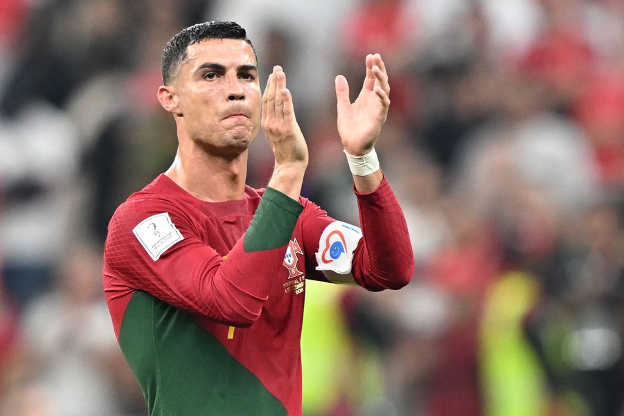 A portrugál Cristiano Ronaldo, miután csapata 6-1-re győzött a katari labdarúgó-világbajnokság nyolcaddöntőjében játszott Portugália-Svájc mérkőzésen a Loszaíl Stadionban (Fotó: MTI/EPA/Nusad Szekkajil)