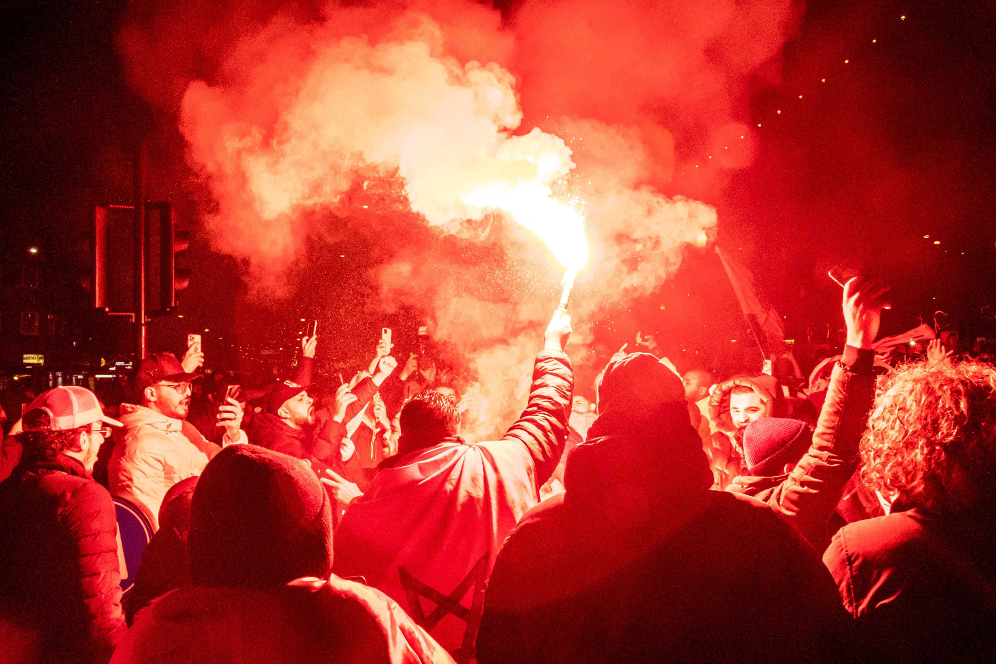 Amszterdamban marokkói szurkolók ünneplik futballcsapatuk történelmi sikerét (Fotó: EPA)