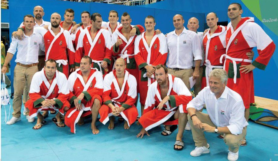 A 2016-os olimpiai ötödik helyezett csapat fotóján Gerendás Gyurival (jobbra). A kép csalóka, mert nem álltak egymáshoz közel, csak ha guggoltak... (Fotó: G-ADAM Kiadó)