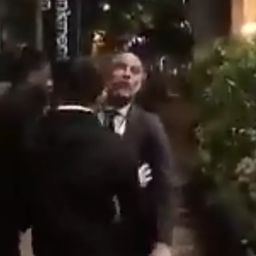 Ezt nézze meg! Guardiolát le kellett fogni, hogy meg ne verje autogramot kérő rajongóját