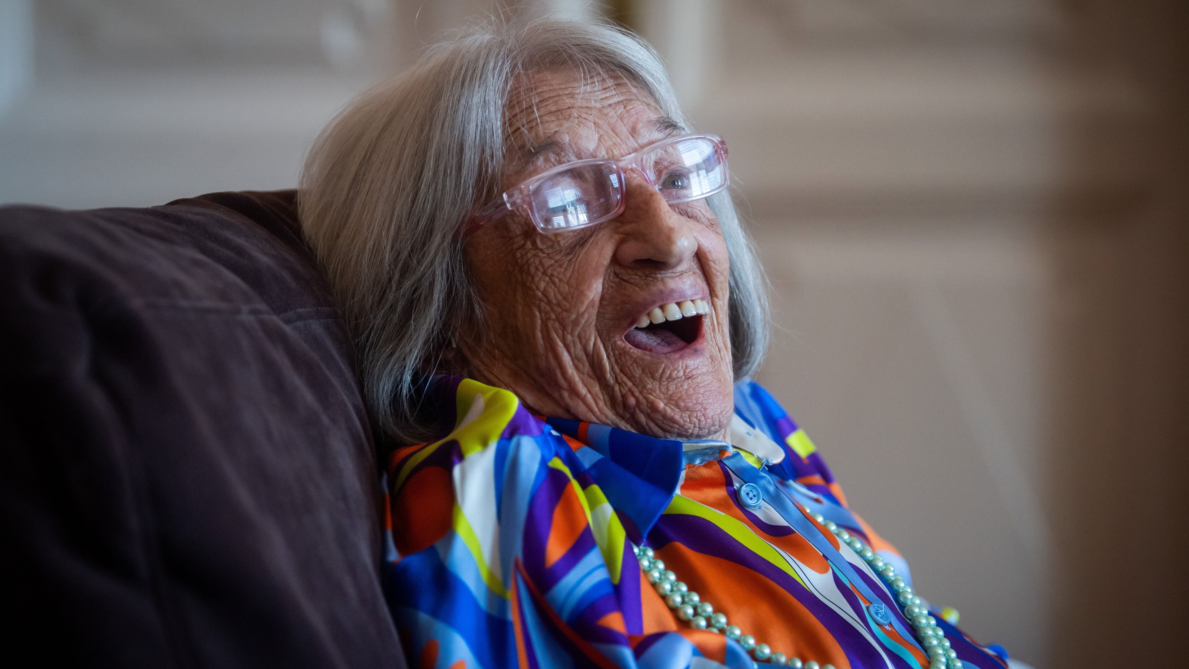„Mindent tud, mindent megért, csak azt nem, hogy ennyi idős” – Isten éltesse a ma 103 éves Keleti Ágnest!