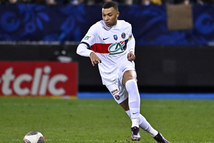 Kylian Mbappé most még a PSG fehér szerelésében futballozik...