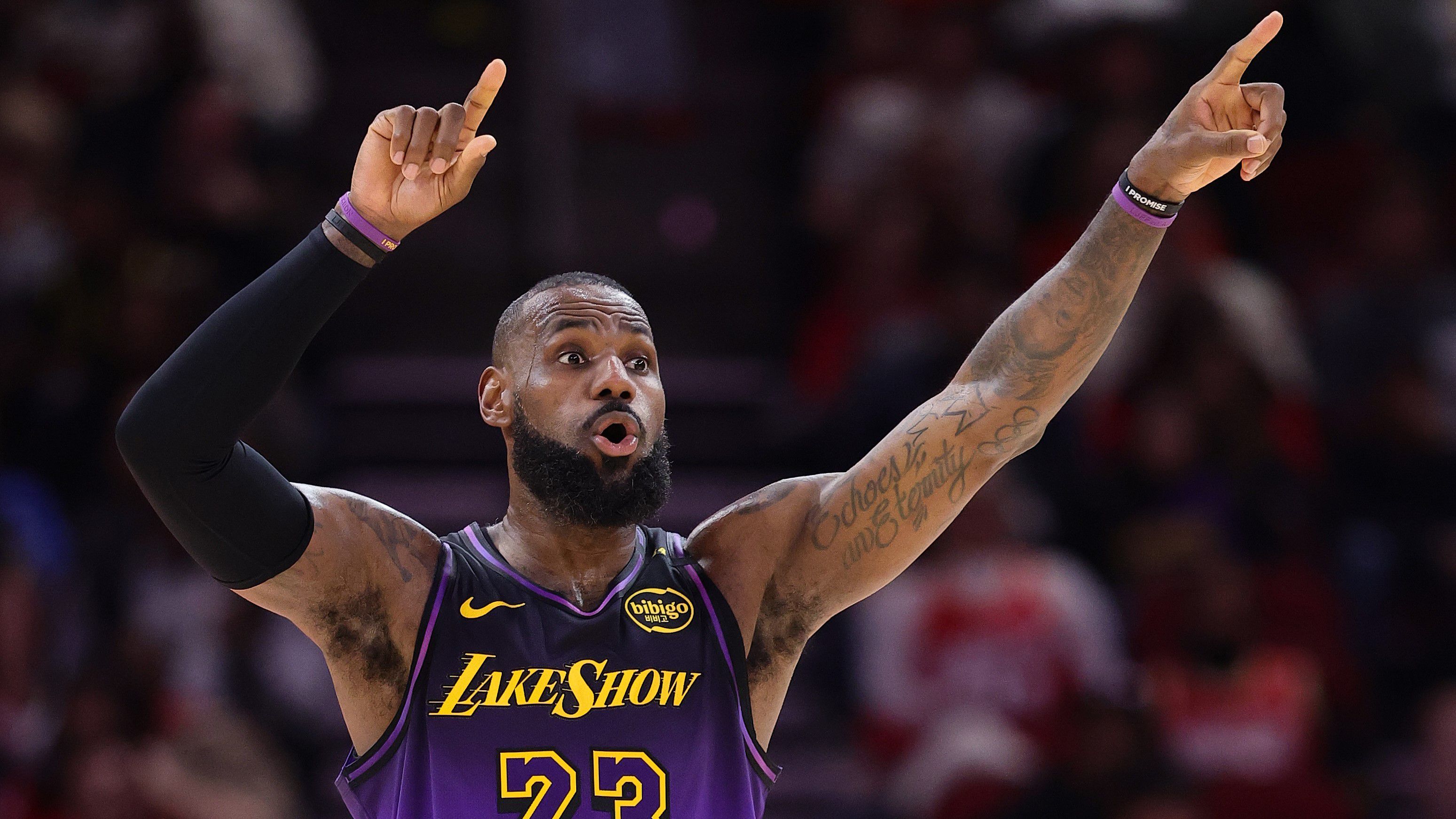 Videón LeBron James parádés zsákolása – 40 évesen is varázsol