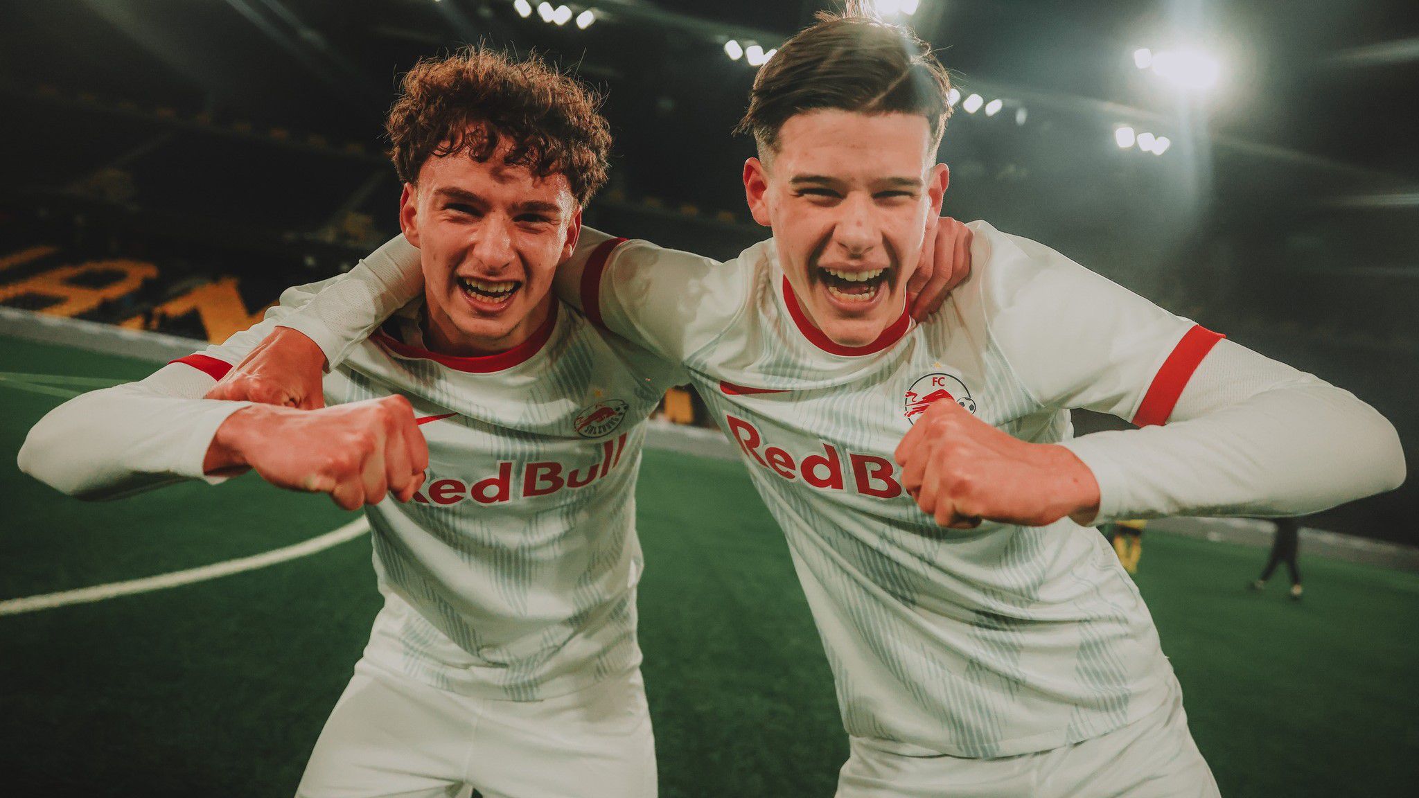 Jánó Zétény (jobb oldalt) győztes gólt szerzett és Berki Marcell is beállt (Fotó: Facebook/FC Red Bull Salzburg)