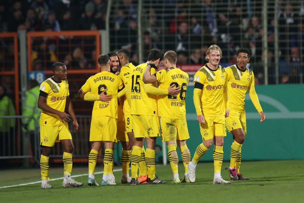 Félpályás gól is kellett a Dortmund kupasikeréhez – videóval