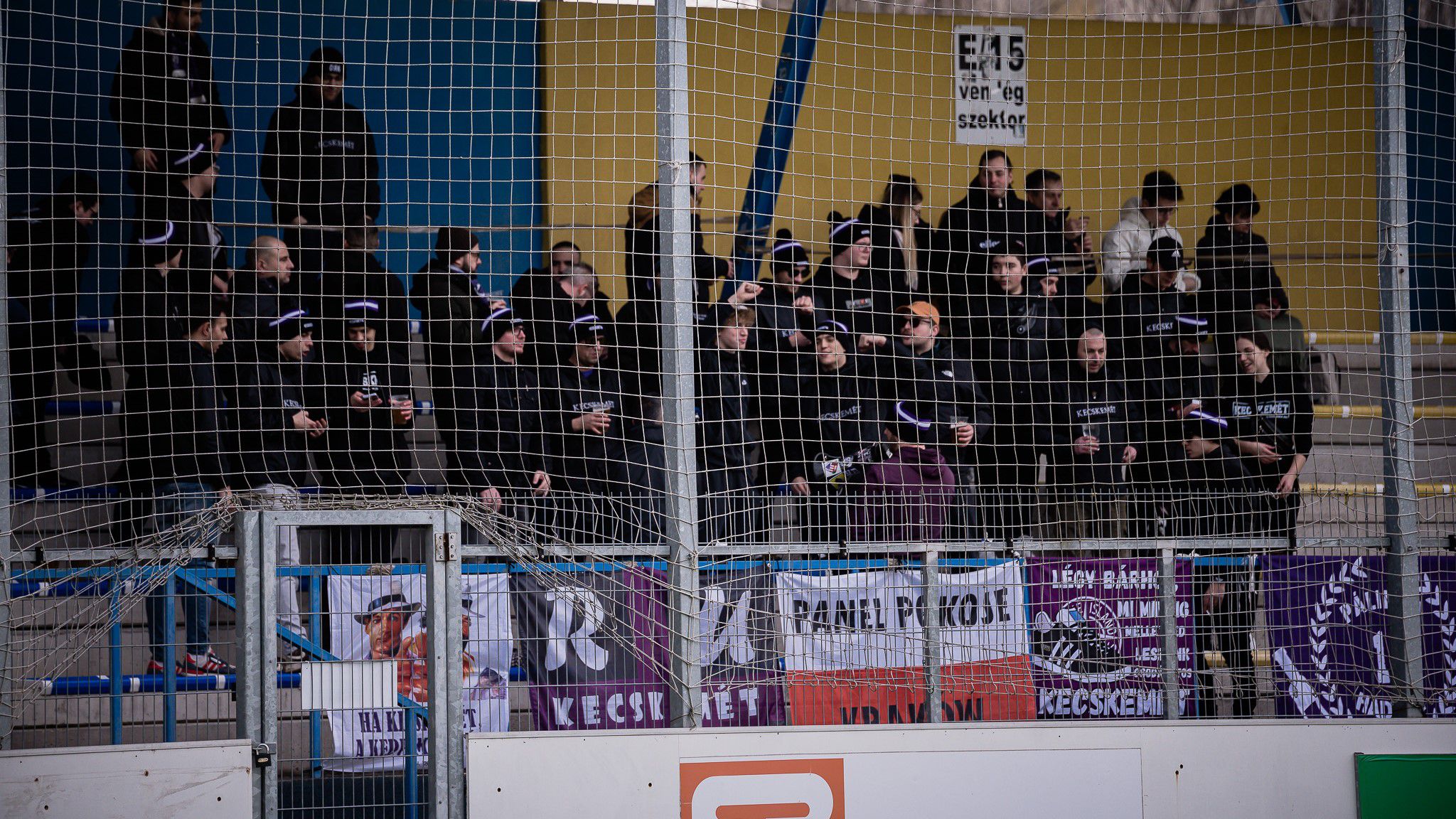 A szurkolók a győzelem hevében az MLSZ-szabályzatban tiltott rigmusokat skandáltak Mezőkövesden. (Fotó: Réti Attila/Kecskmét Facebook)