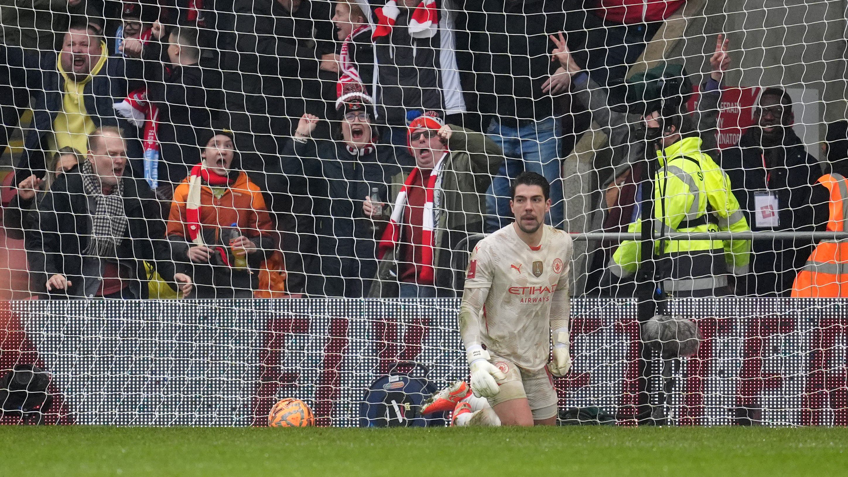 Hűha! Elképesztő gólt kapott harmadosztályú ellenfelétől a Manchester City