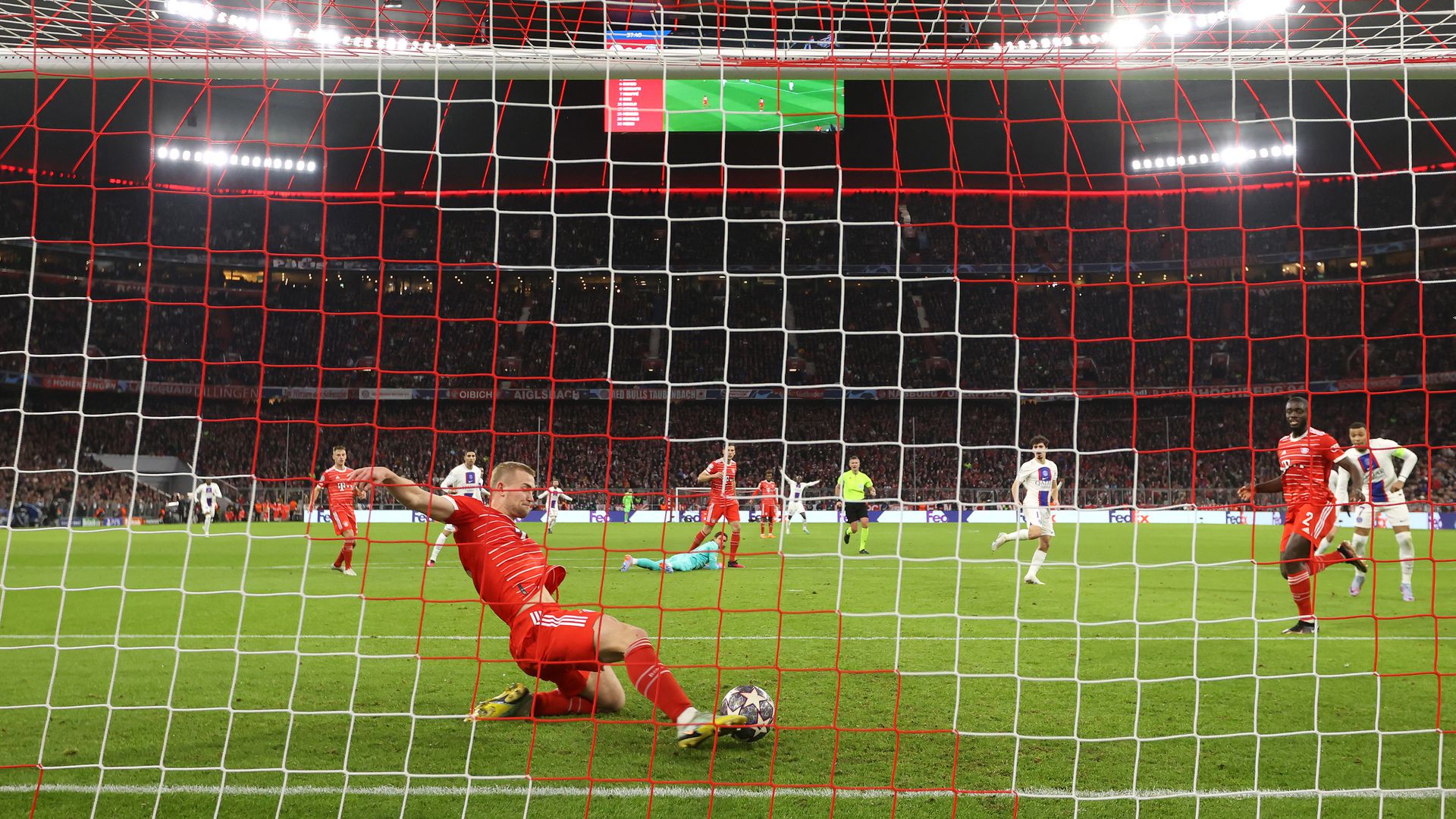 Az első félidő legnagyobb helyzete: Sommer hibája után Vitinhának már csak az üres kapuba kellett volna bepasszolnia a labdát, ám De Ligt a gólvonalról mentett. Fotó: Getty Images