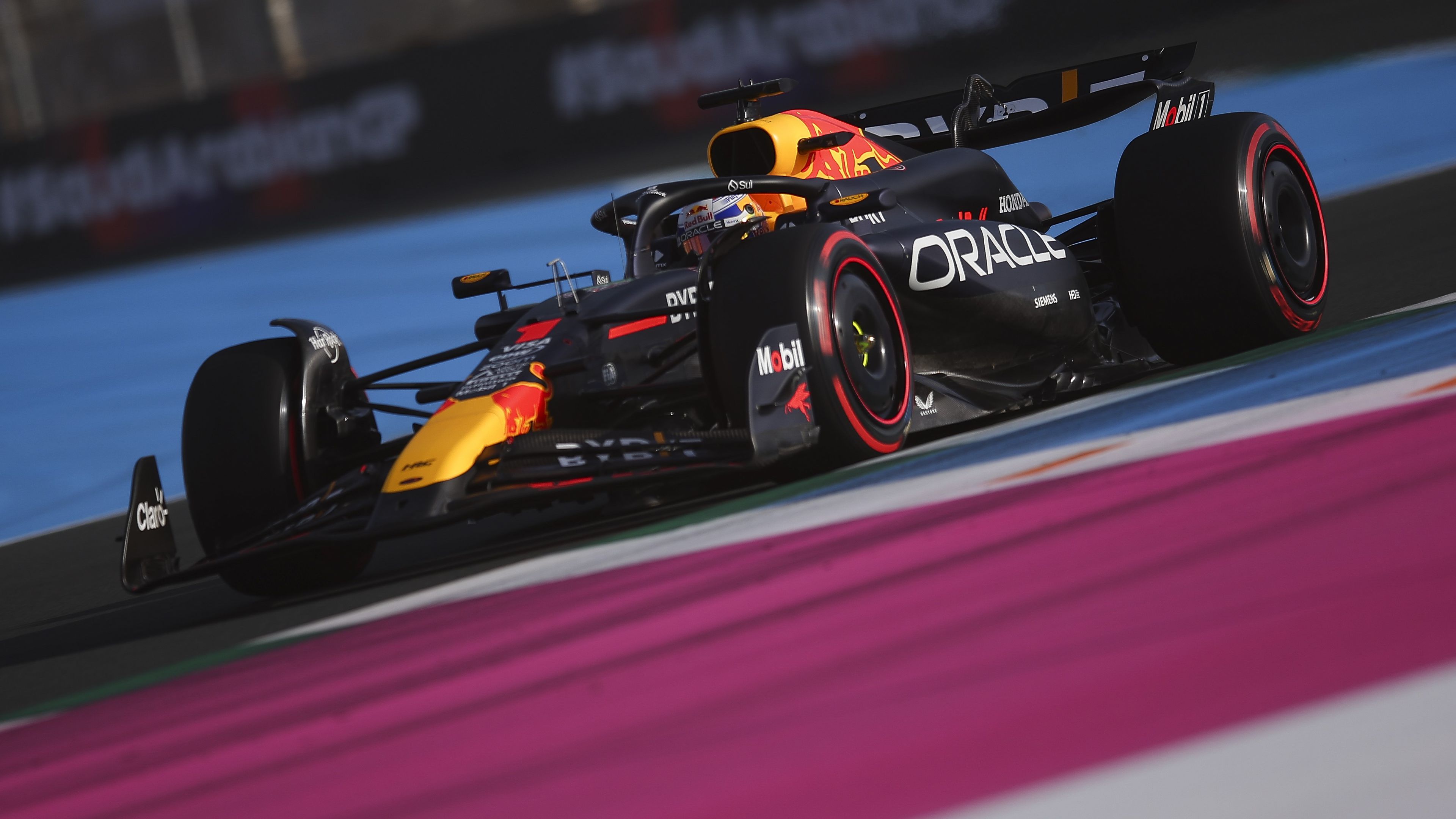 F1-hírek: a Ferrari újonca Hamiltont is megszorongatta, pályacsúccsal Verstappené a szaúdi pole