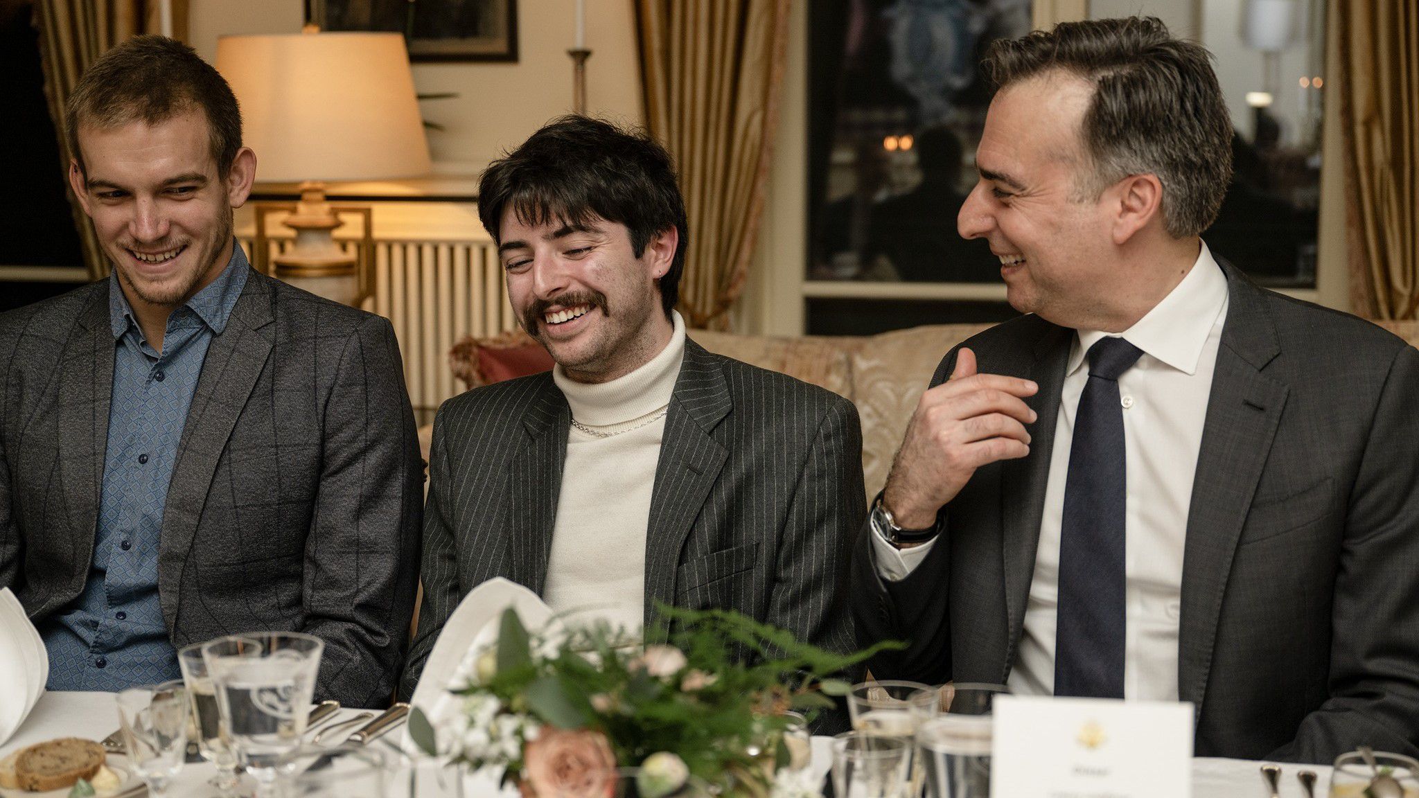 Asztalrészlet három jókedvű férfival (balról) Rasovszky Kristóf, Fekete Giorgio a Carson Comától és a nagykövet, David Pressman (Fotó: Facebook/U.S. Embassy Budapest)