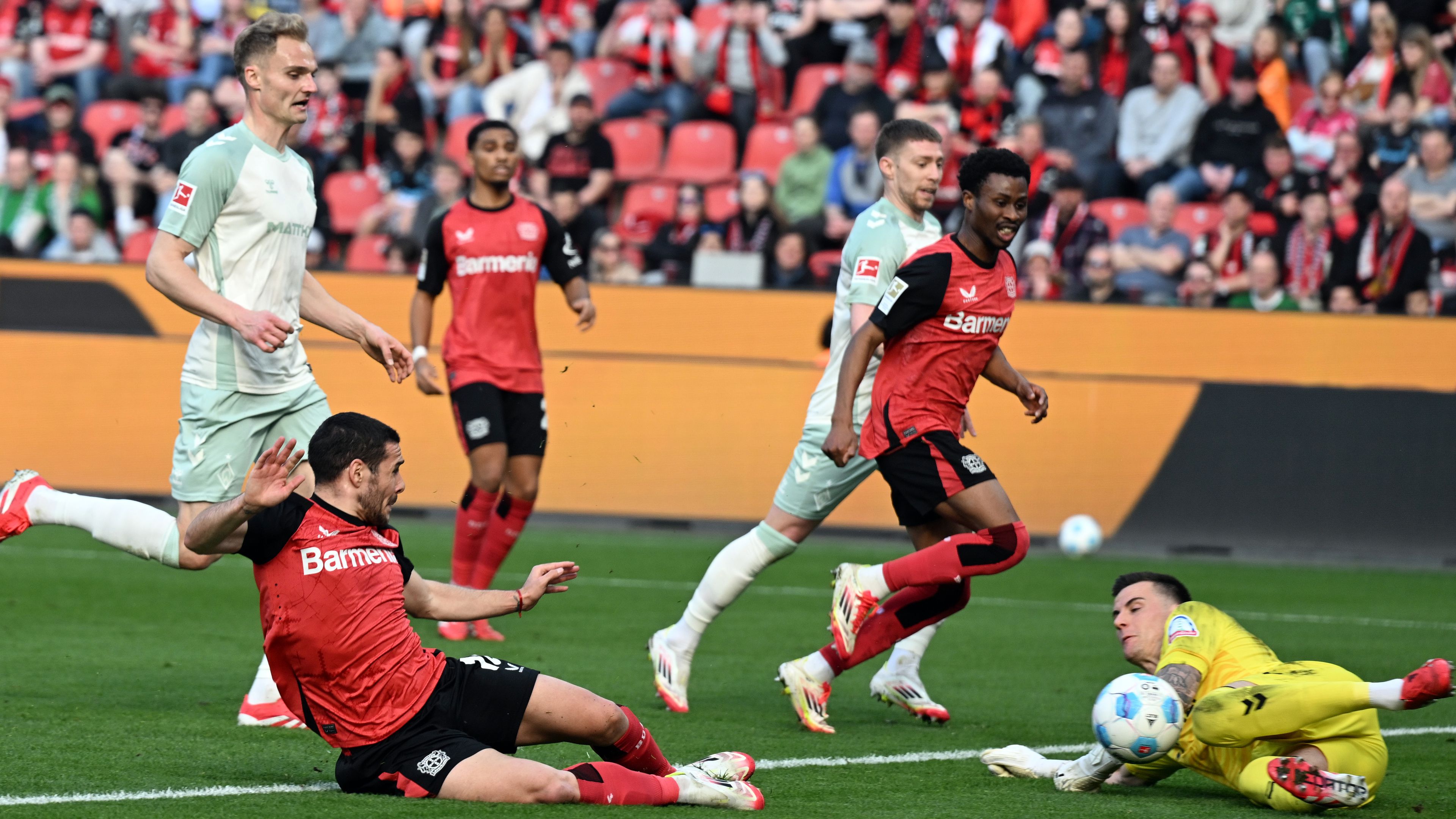 Óriási fordulatok! A Bayern és a Leverkusen is hazai pályán kapott ki