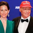 Niki Lauda foroghat a sírjában – milliárdokért pereskedik az özvegye