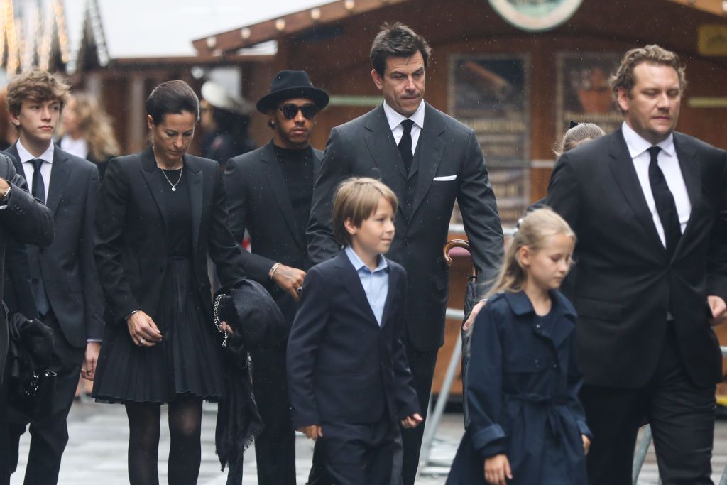 A temetésen: Birgit, az ikrek, Lewis Hamilton és Toto Wolff (Fotó: Getty Images)