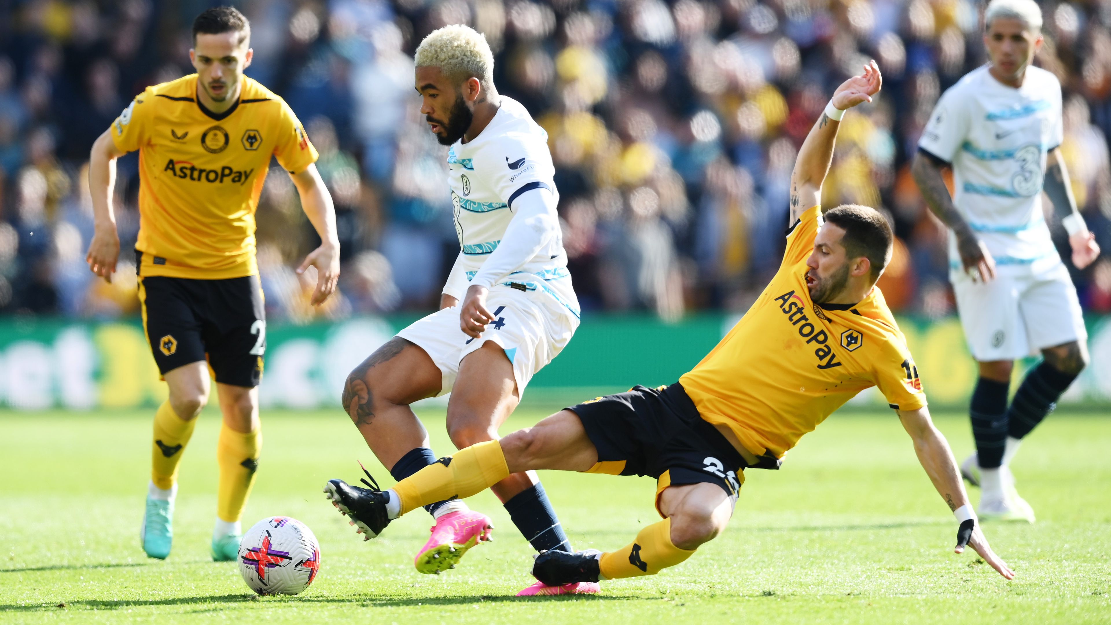 Reece James (fehérben) és Joao Moutinho kemény párharcot vívott szombat délután, ám a Wolverhampton és a Chelsea csatáját ezúttal a hazaiak nyerték.