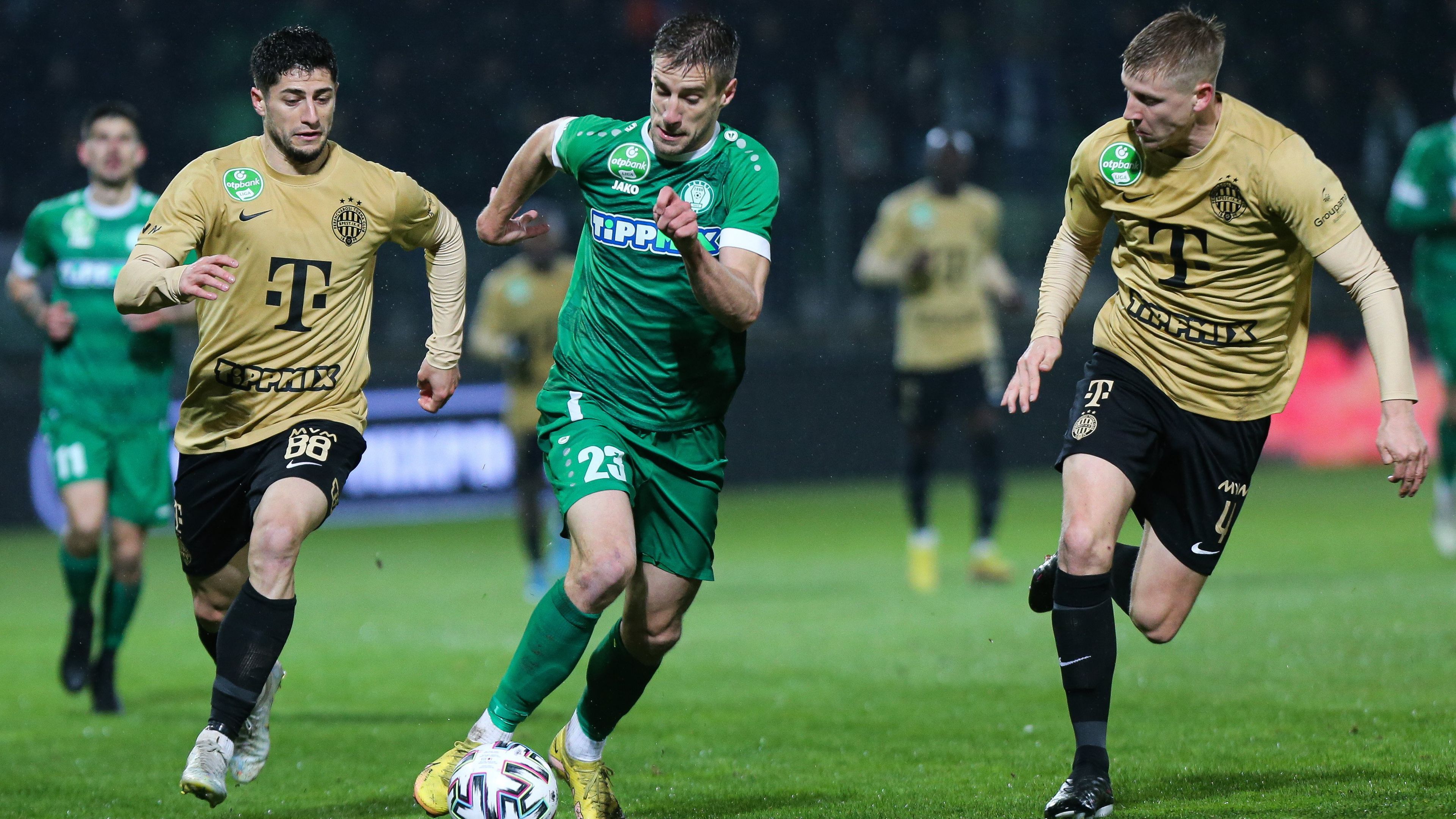 A góllövőlistát vezető Varga Barnabás a Ferencváros ellen is duplázott, és oroszlánrészt vállalt a Paks 3–2-es győzelmében. Fotó: MTI/Bús Csaba