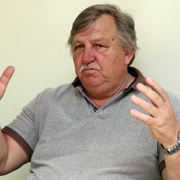 300 forinton múlott, hogy Kiss Lászlónak hívják a vb-mesterhármas világrekorderét, interjú a legendával – videókkal
