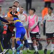 Összeverekedtek a játékosok a „superclásicón” – videóval