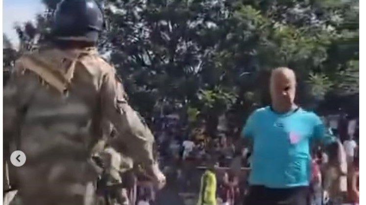 Videó: Katonák lőttek rá a bírót megverni készülő focistákra