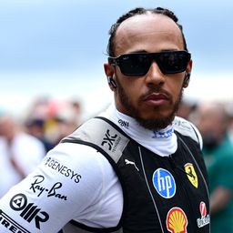 Megvédte Hamiltont a korábbi F1-es csapatfőnök: Lewis tudta, mit csinál