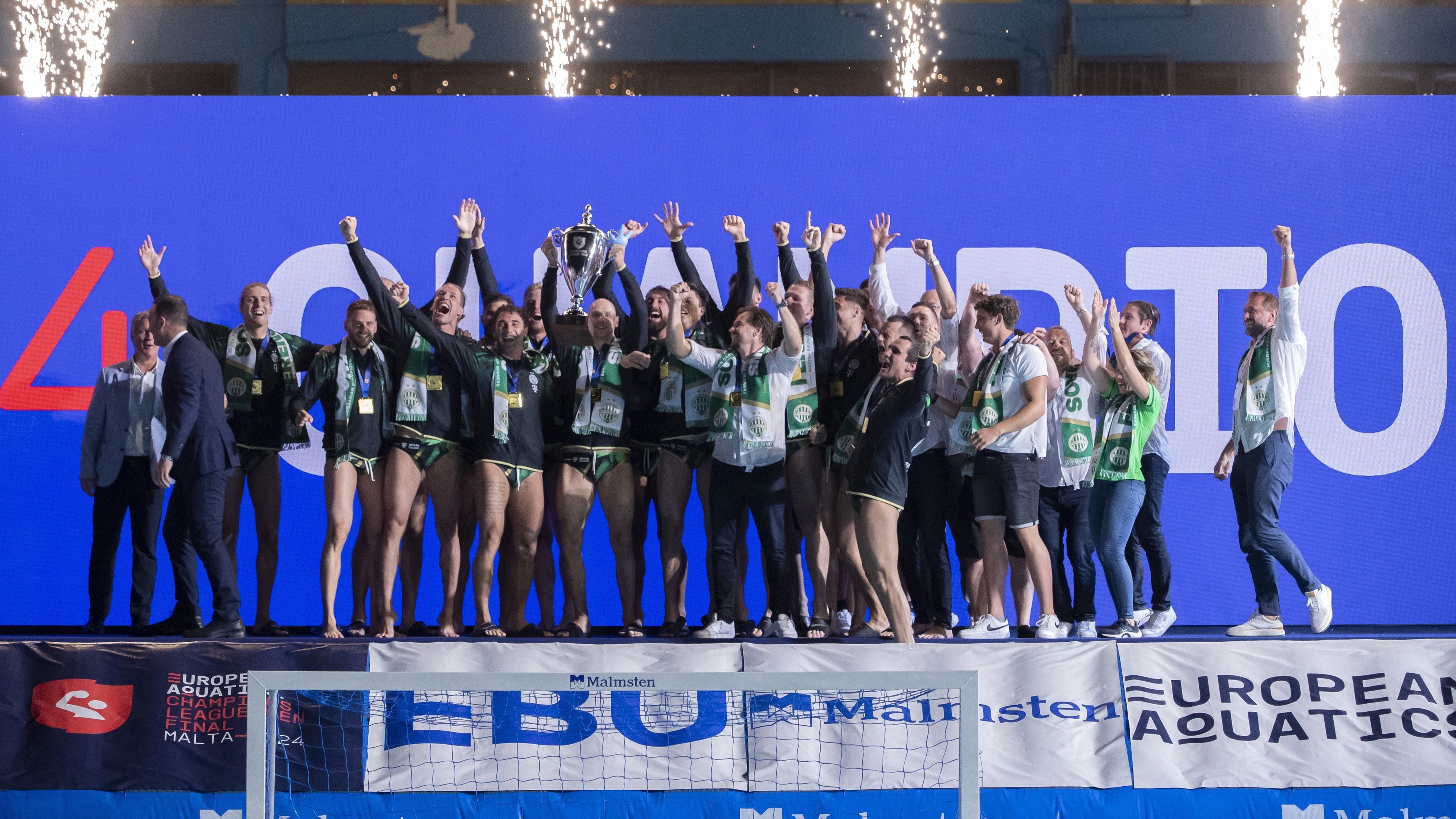Így ünnepeltek a trófeával az FTC játékosai (Fotó: MTI/Szigetváry Zsolt)